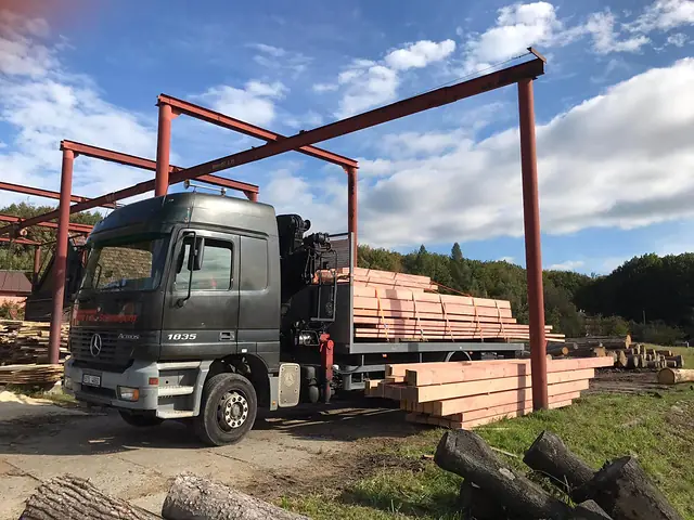 Nákladní auto s hydraulickou rukou a řezivem