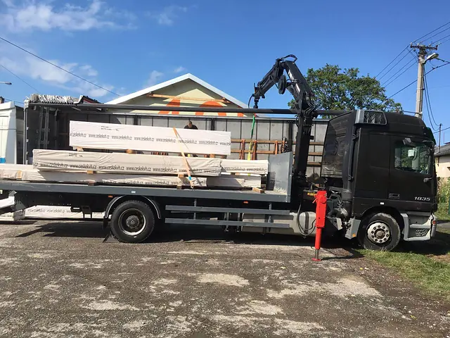 Auto s rukou a baleným materiálem