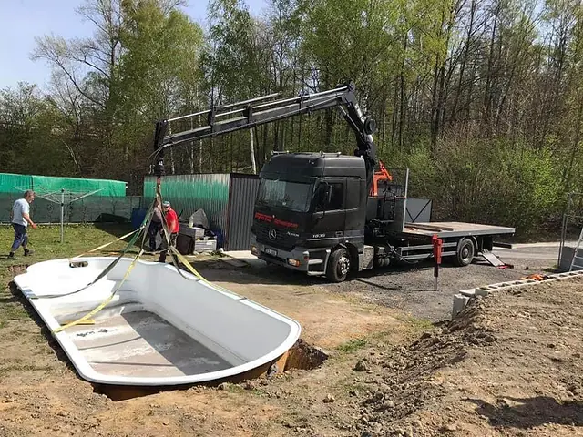 Hydraulická ruka skládá laminátový bazén