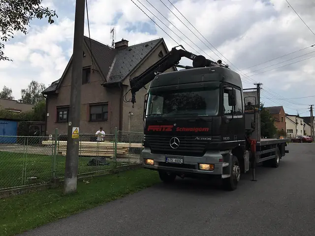 Auto s rukou v ulici