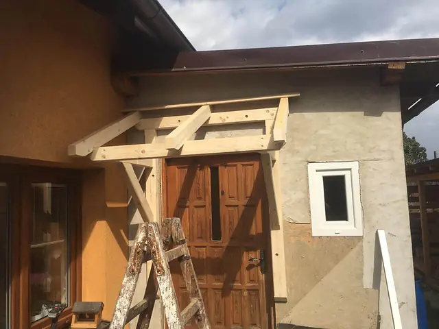 Stříška nad dveřmi