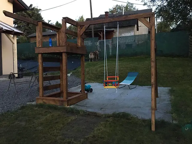 Dětská houpačka s domečkem