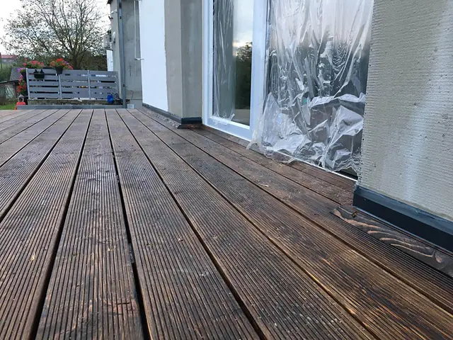 Dřevěná terasa u domu
