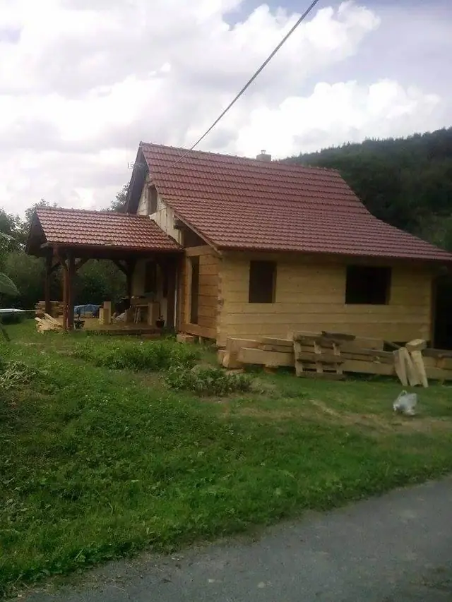Dřevěný dům se zastřešenou terasou