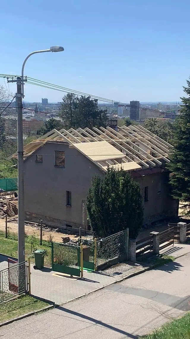 Nový krov na domě ve svahu