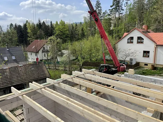 Montáž krovu s jeřábem