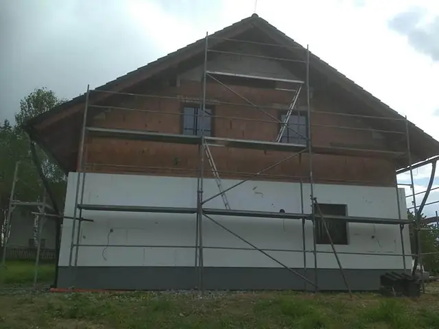 Lešení na zateplovaném domě