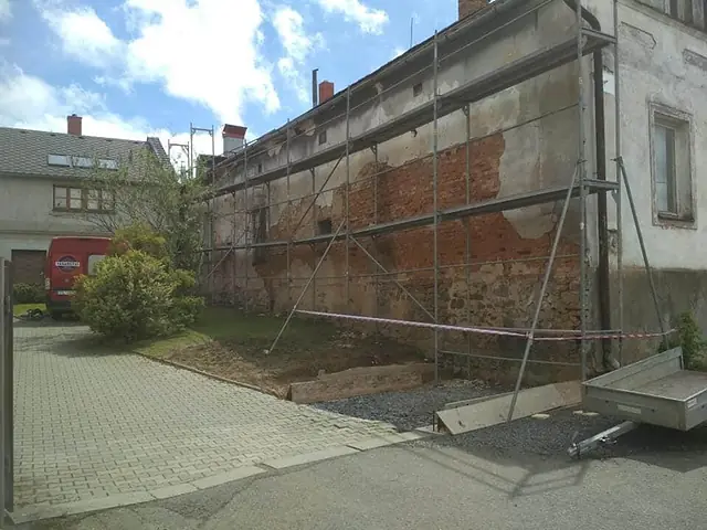 Lešení podél staré fasády