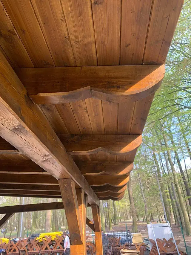 Pergola s vyřezávanými konci trámů