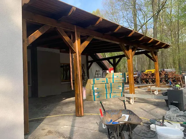 Velká pergola u domu