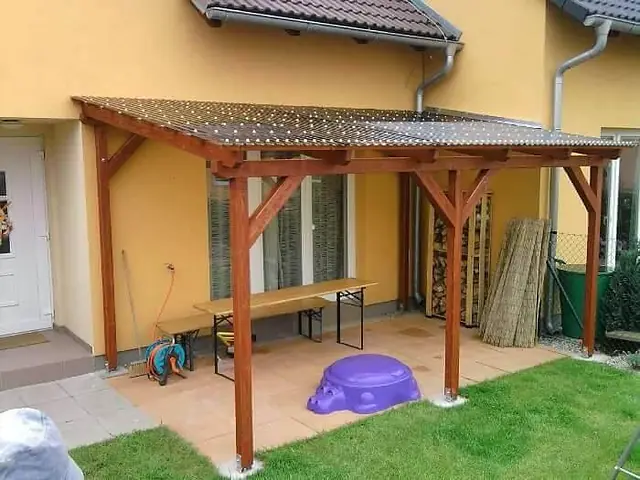 Pergola nad terasou rodinného domu