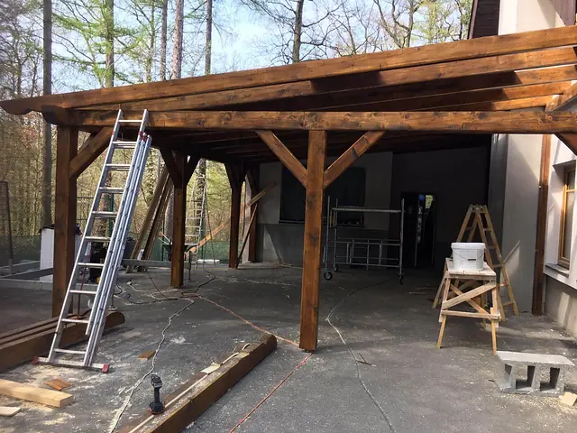 Pergola s trámy z hoblovaného dřeva