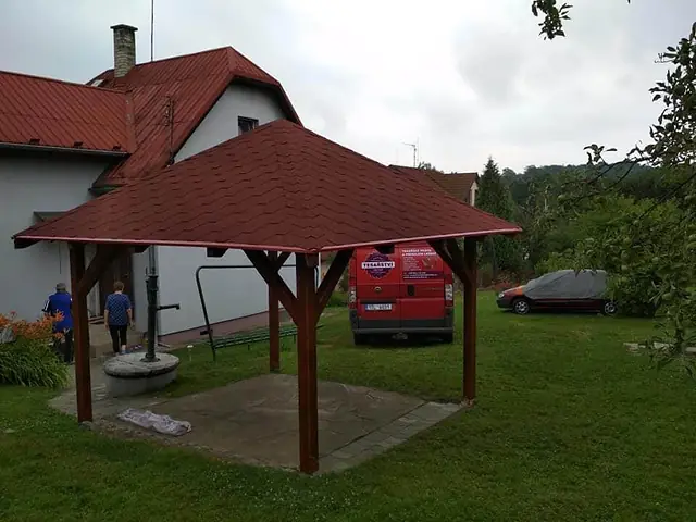 Zahradní altán s valbovou střechou
