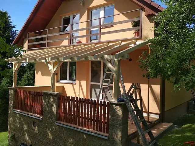 Pergola nad vstupem do domu