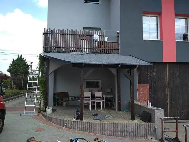 Zastřešení terasy pod balkonem