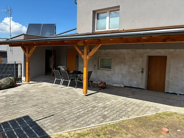 Pergola nad terasou domu