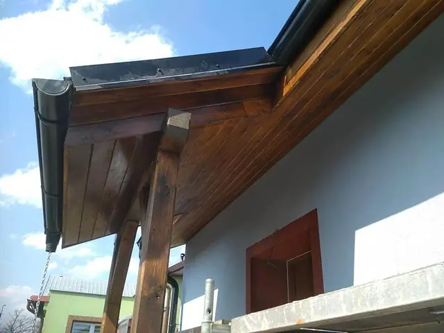 Podbití přesahu střechy palubkami