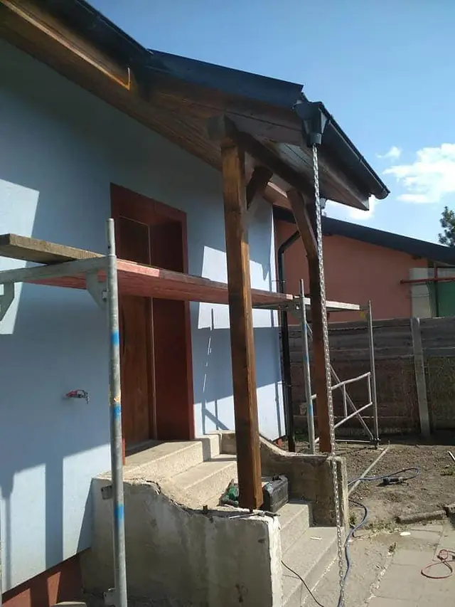 Podbití stříšky nad vchodem
