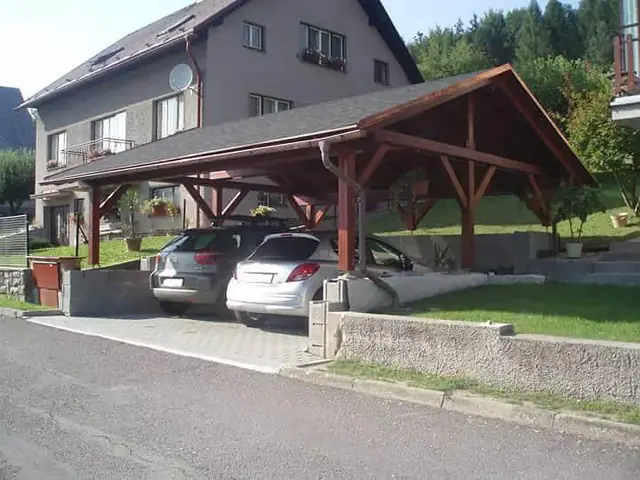 Dvojité suché stání u domu