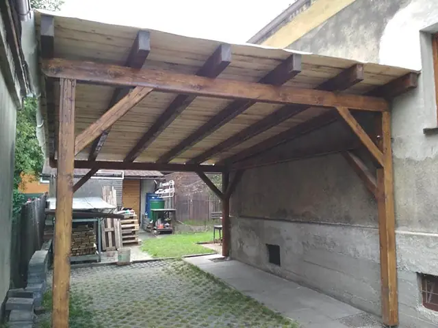 Přístřešek u štítu domu