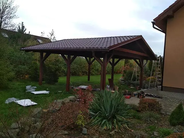 Přístřešek s tmavou krytinou