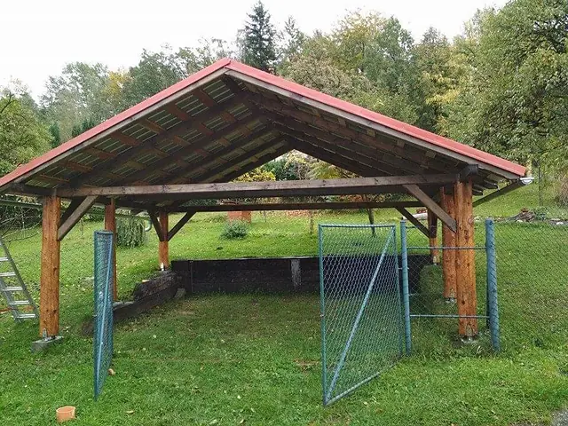 Přístřešek s červenou krytinou