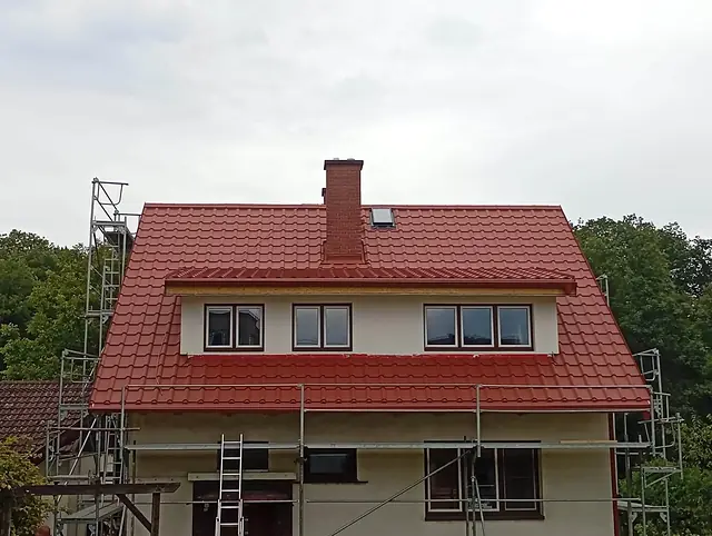 Dům s novou červenou střechou a vikýři