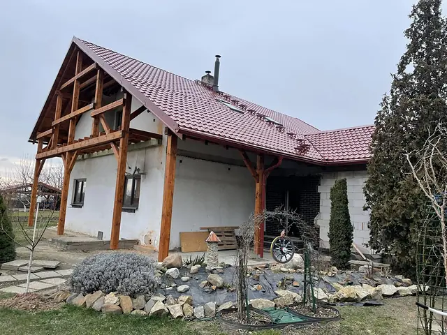 Nová střecha a dřevěný štít rodinného domu