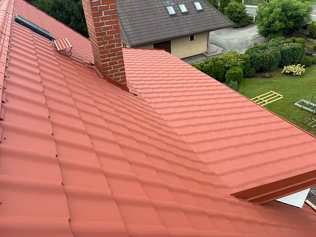 Červená tašková střecha s komínem