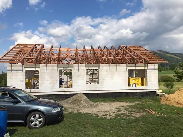 Vazníky na přízemním domě